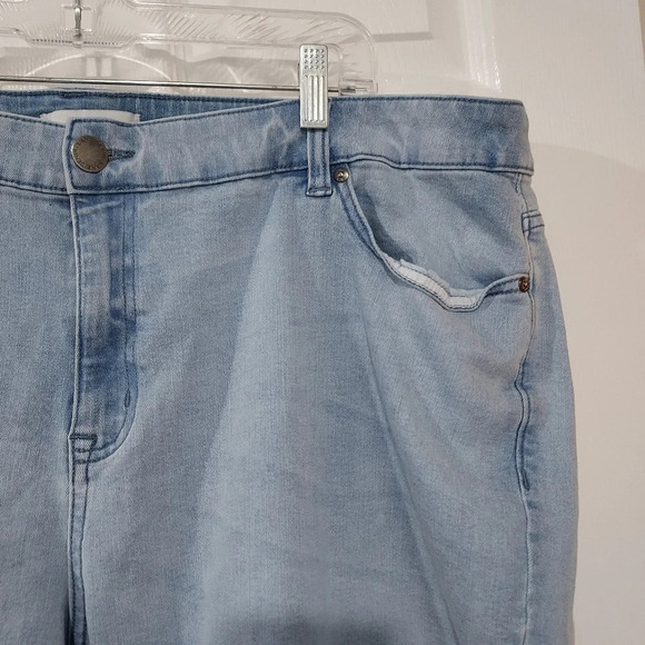 Lane Bryant Light Wash Mid-Rise Bermuda Shorts in Size 26 - Picture 4 of 11